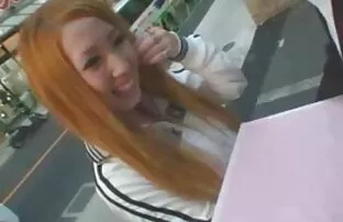 XXX Mina porrfilm fri läppar rörde försiktigt sin kuk i vårträdgården.