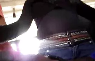 XXX Flickorna mormor porrfilm är mycket vill tömma sin blåsa för att urinera bredvid vägen.
