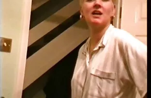 XXX Flicka-flicka tvekar inte att pissa i hörnet under festivalen i Spanien xxx porr film