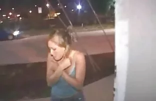 XXX Fingrarna steg till byxorna på sin vän för att finsk amatör porr höra platsen söt