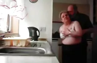 XXX Han tittade på lejonpoor porr på betalkanaler och onanerar ensam