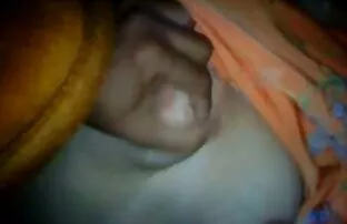 XXX Hela flickan står framför erotisk film för tjejer kameran