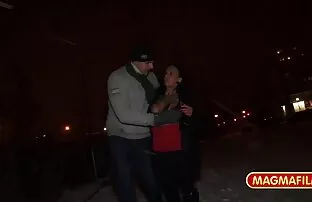 XXX Eleverna klara examen och hålla en gangbang kul i en porrfilm svensk bil