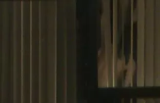 XXX Krigaren med gammal porrfilm älskaren i badrummet