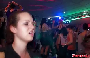 XXX De två vännerna gratis grov porr nådde inte toaletten och kissade på baksidan av en släpvagn